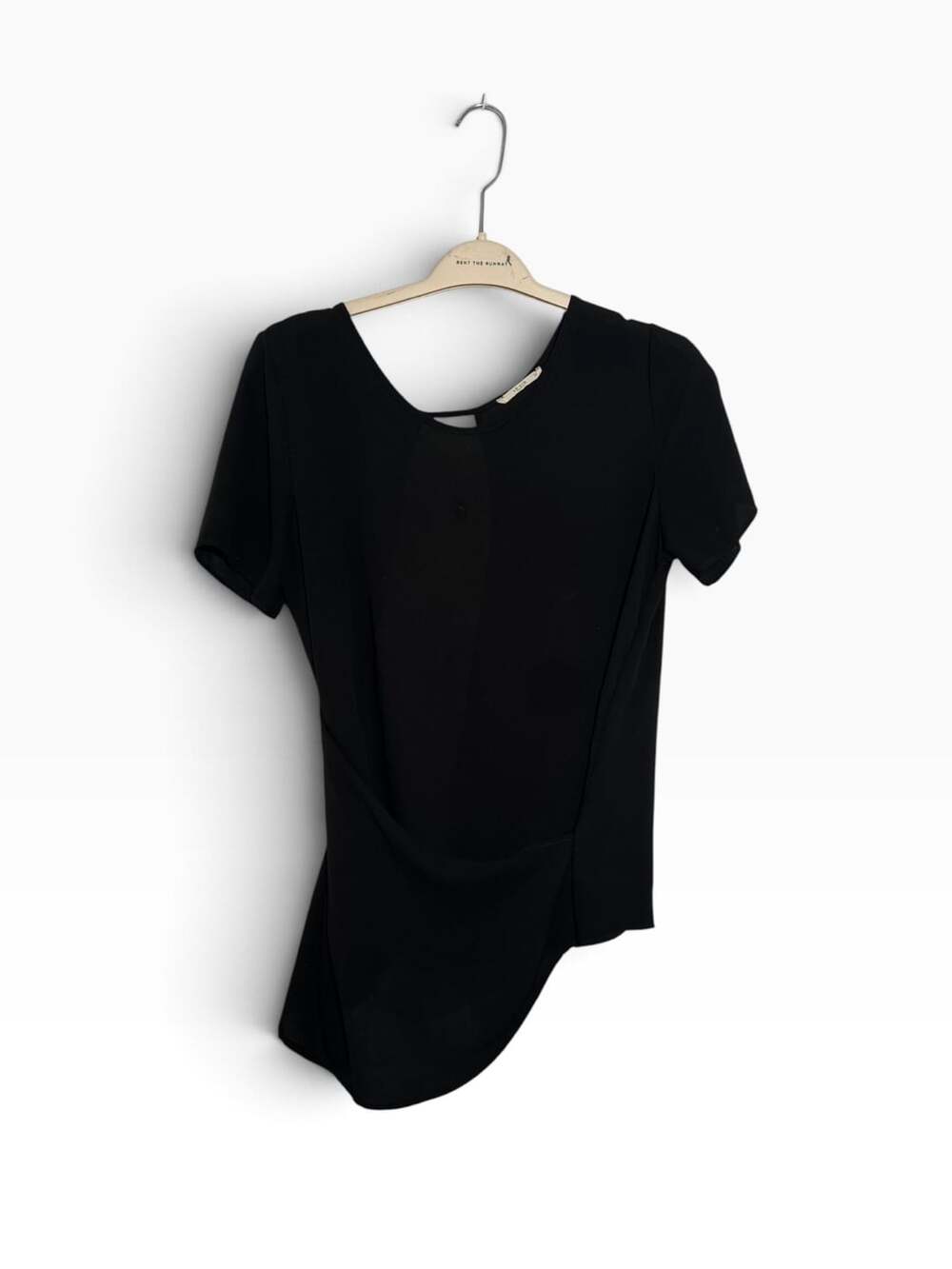 Le Lis Asymmetrical Top Womens Black Short Sleeve Cutout Back T Shirt⁠